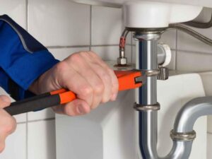When to Try to Fix a Pipe and When to Call an Emergency Plumber