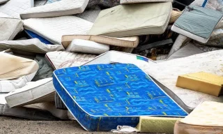 Steps involved in a responsible mattress removal process that supports circular economy efforts